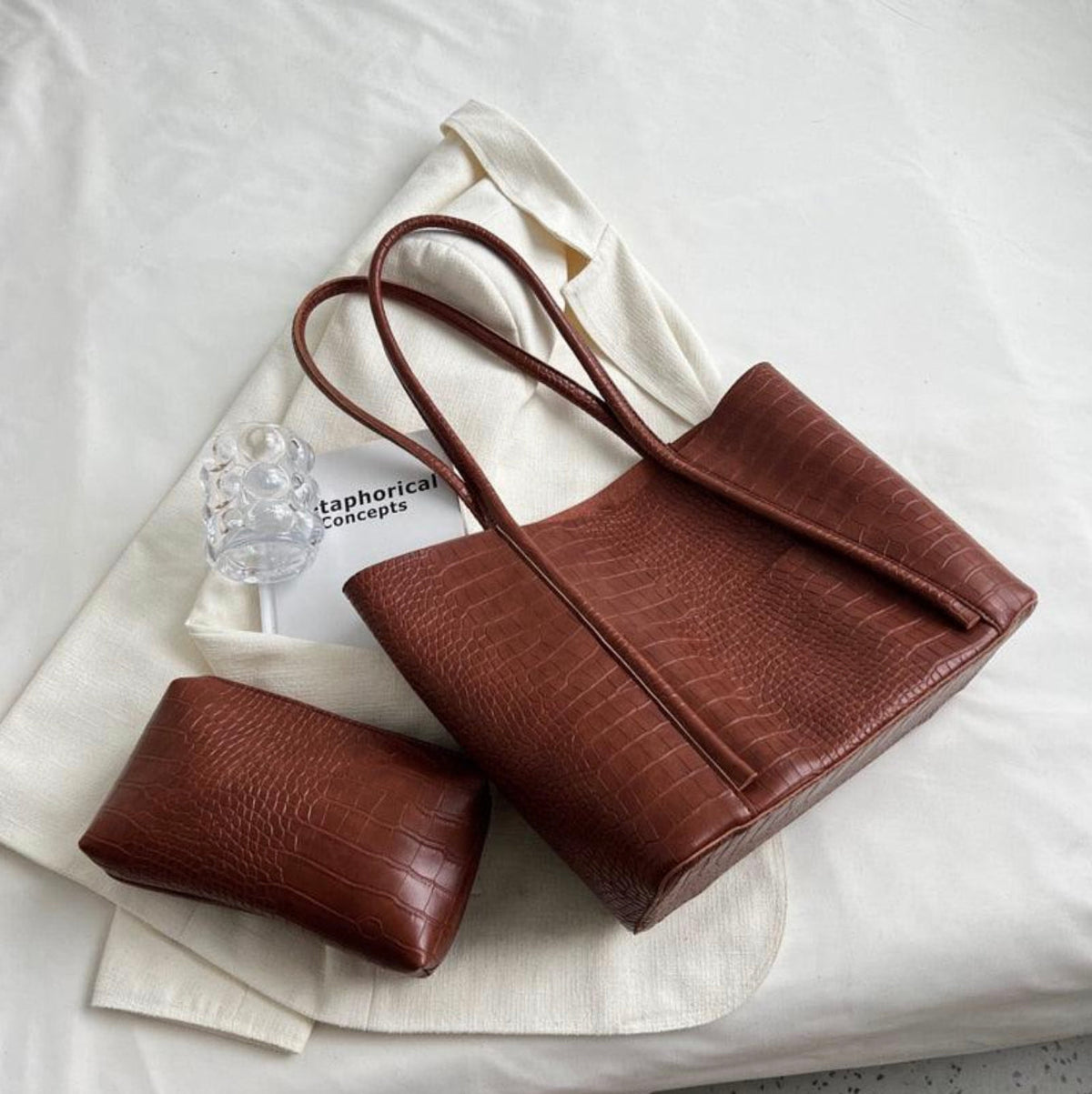 Sac à main Croco pour femmes - Élégant et pratique, dimensions 38x28x13 cm, intérieur spacieux et compartiments organisés