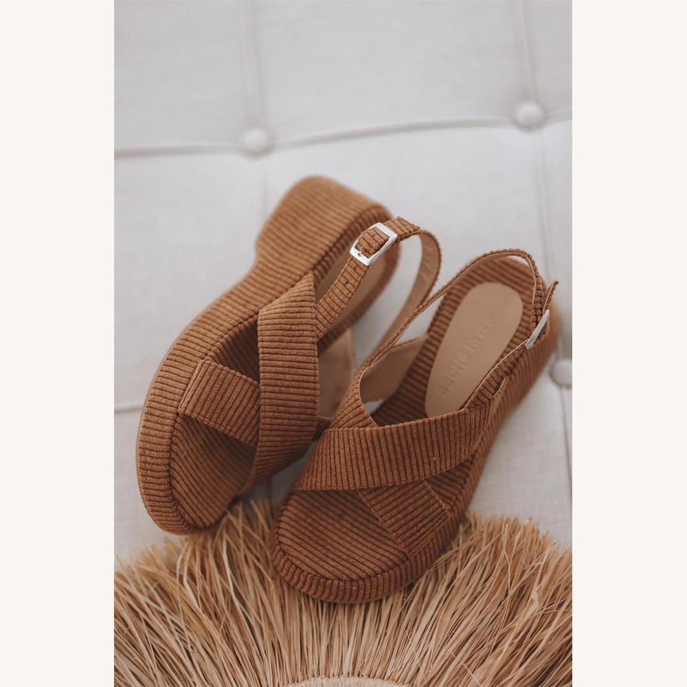 https://cdn.shopify.com/s/files/1/0934/1639/0995/files/brenna-kalin-ipli-bilekten-tokali-sand-c8dfa0.jpg?v=1745366987