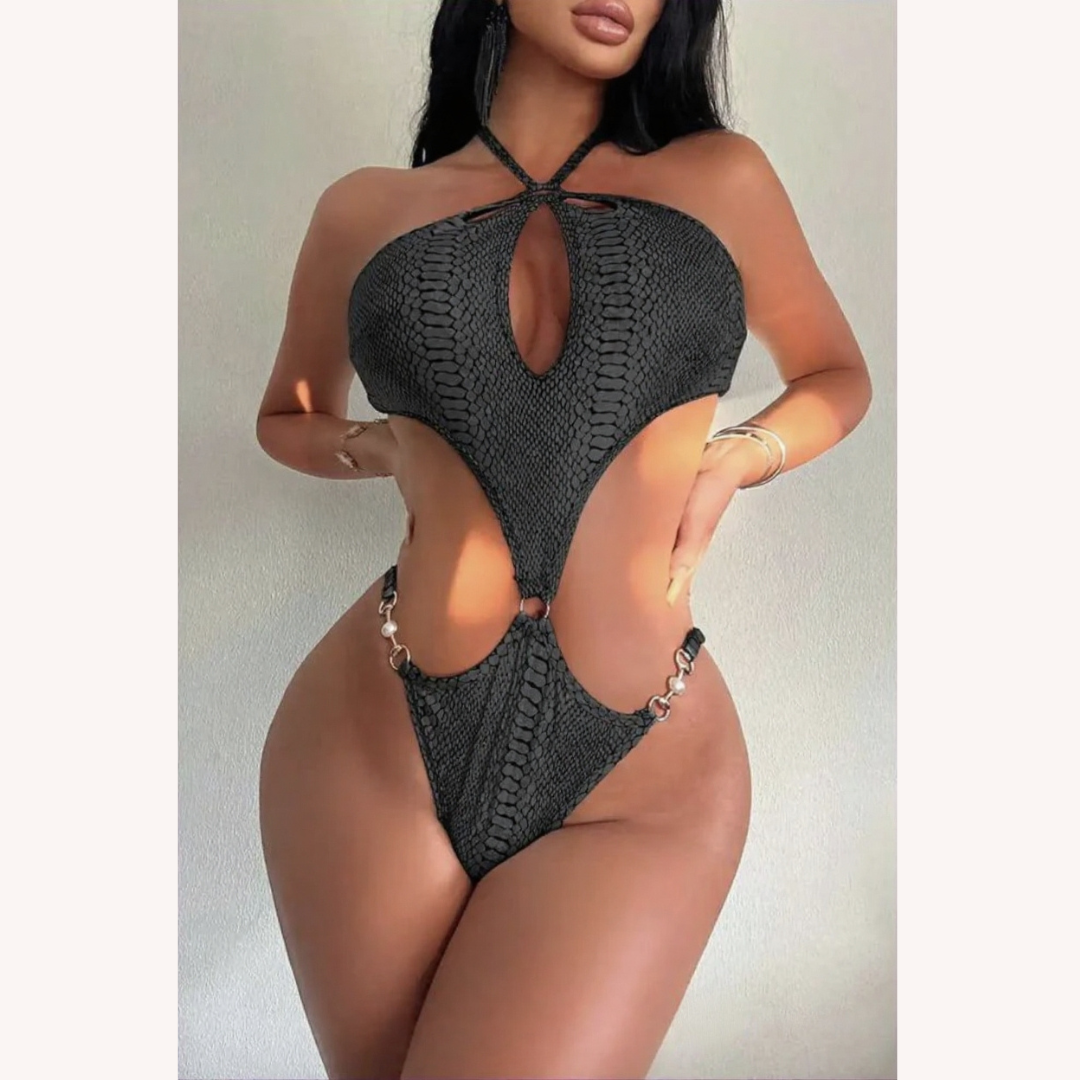 Maillot de bain découpé pour femme avec détails perlés – Style bohème chic, col halter et découpes sensuelles