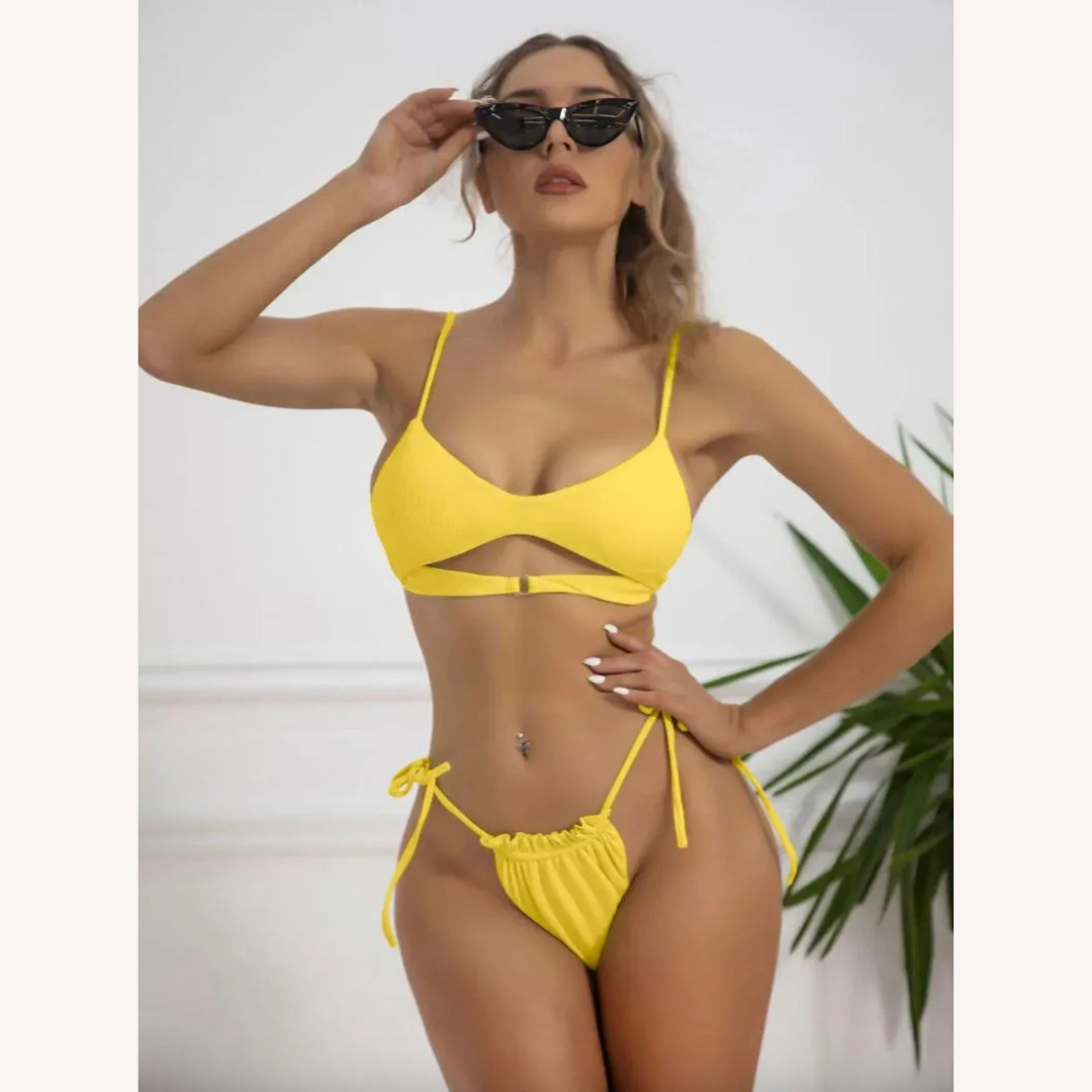 Bikini Femme avec Anneau Détail et Découpes Sensuelles – Maillot de Bain Bohème Élégant pour la Plage