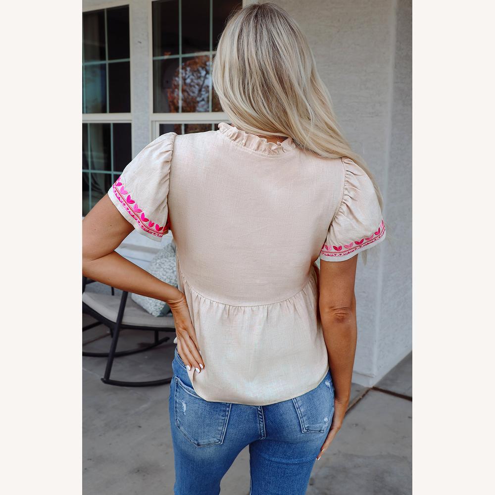Blouse beige clair pour femme avec broderie florale rose, col en V, tissu respirant – Idéale pour les journées ensoleillées