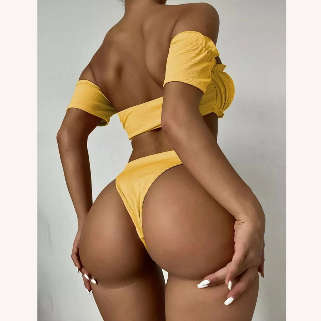 Bikini féminin à épaules dénudées avec détails ajourés et volants – Maillot de bain élégant pour l'été