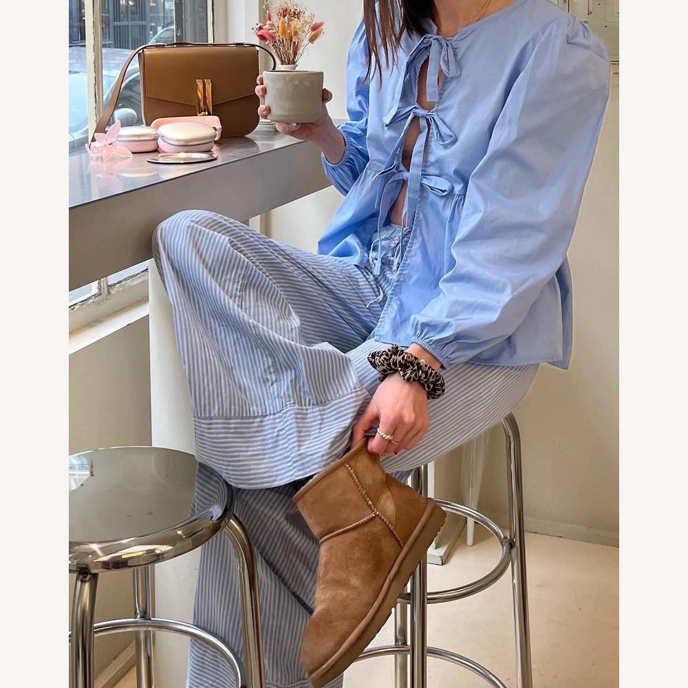 Blouse nouée féminine en coton léger avec manches bouffantes – Col en V élégant et coupe ample