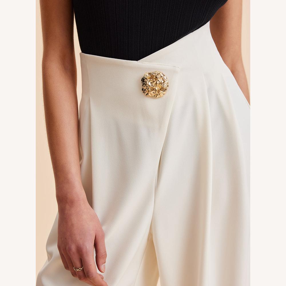 Pantalon fluide beige pour femme, taille haute, jambes larges avec boutons dorés – Élégance et confort