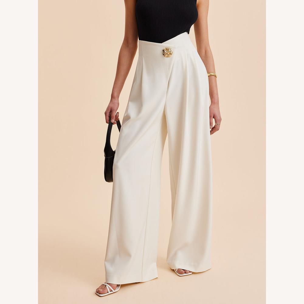 Pantalon fluide beige pour femme, taille haute, jambes larges avec boutons dorés – Élégance et confort