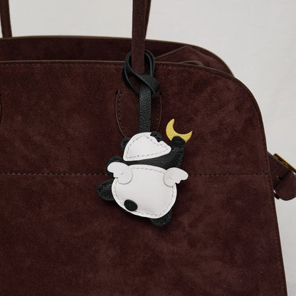 Porte-clés en cuir de chèvre noir avec panneau blanc et joues roses – Élégant et durable