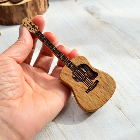 Étui en bois naturel pour médiators – Compact et pratique, capacité jusqu'à 8 médiators, idéal pour musiciens