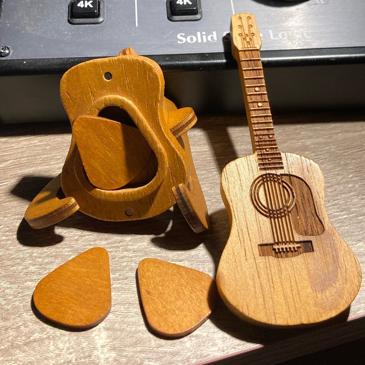 Étui en bois naturel pour médiators – Compact et pratique, capacité jusqu'à 8 médiators, idéal pour musiciens