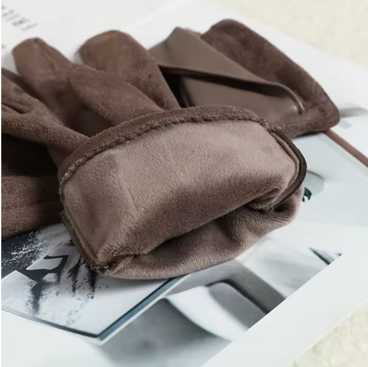 Gants d'Hiver Femme en Velours avec Doublure en Polaire et Manchette en Simili Cuir - Compatibles Écrans Tactiles 1