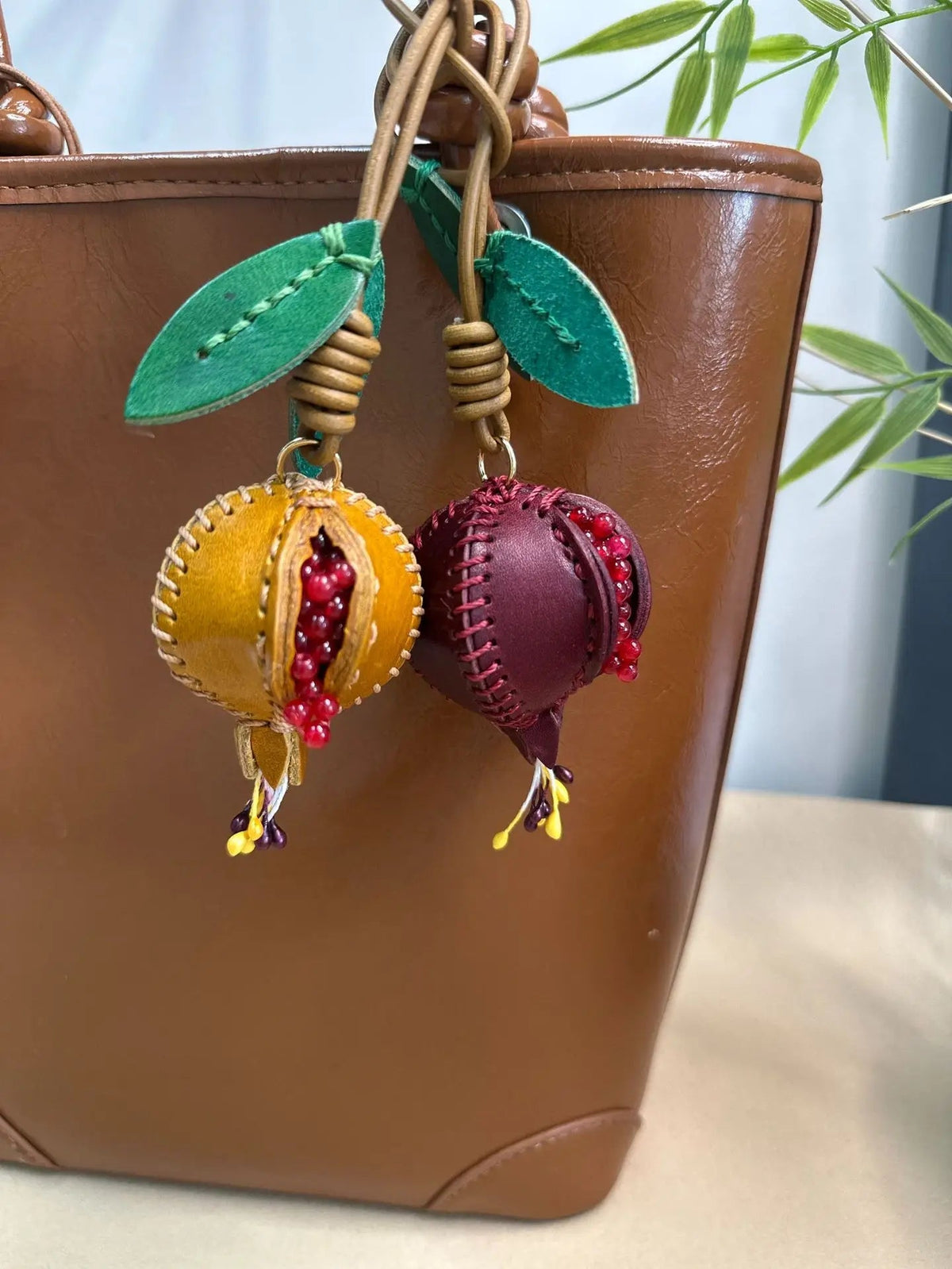 Sac en cuir véritable grenade avec pendentifs décoratifs – Accessoire pour sacs, clés et rétroviseurs