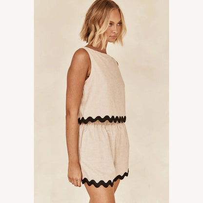 Ensemble léger coordonné pour femmes – Haut sans manches et short taille haute en mélange coton-polyester, finitions ondulées, beige noir rose