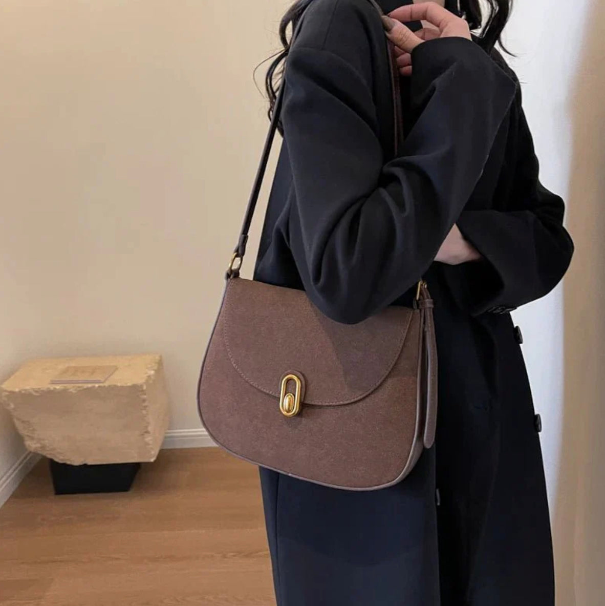 Sac d'épaule pour femme en cuir suédé synthétique avec bretelles réglables – Élégant et pratique pour un usage quotidien