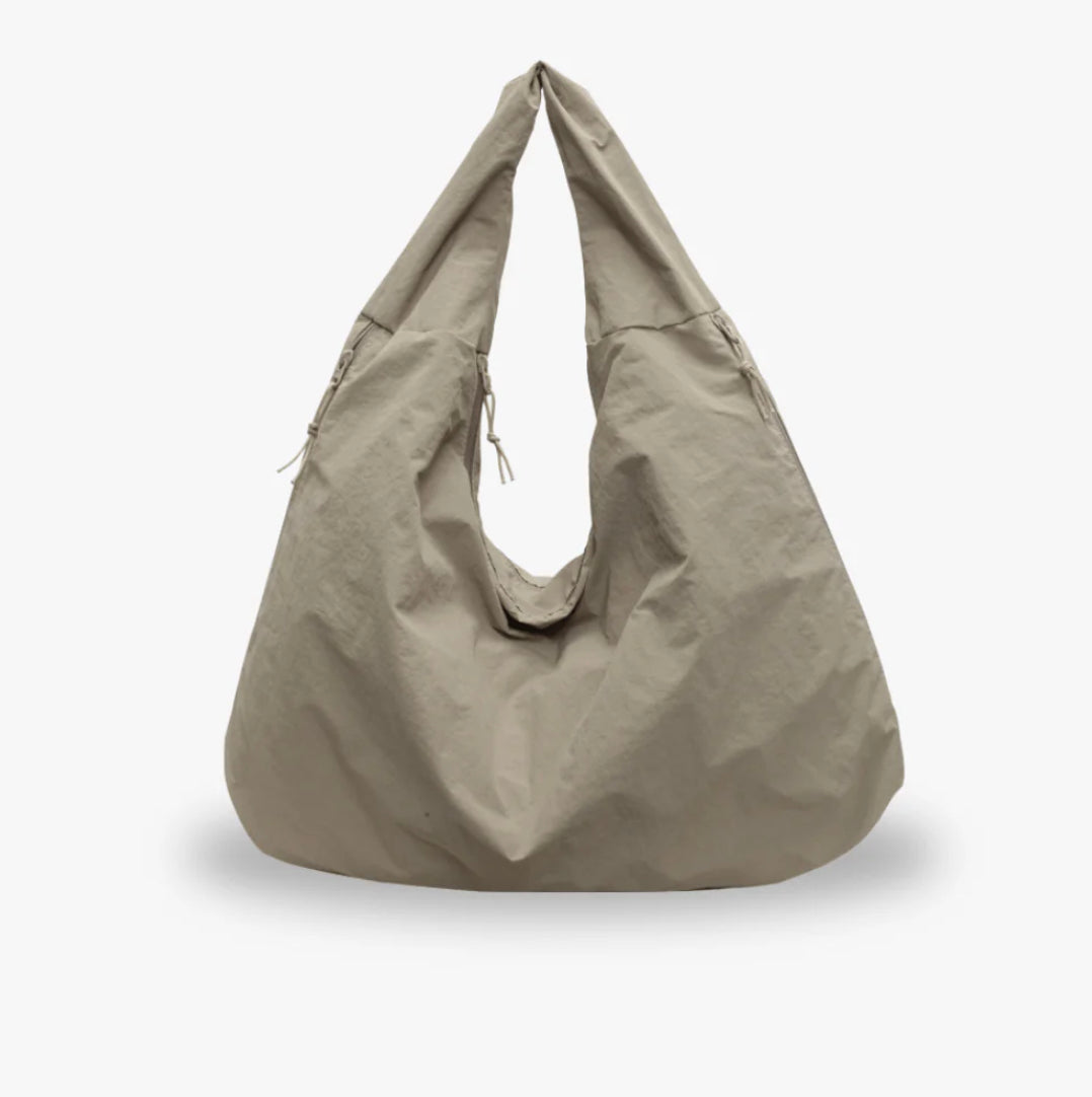Sac Hobo Extra Large pour Femme en Nylon Recyclé – Sac Pratique et Écologique avec Poches et Bandoulière Confortable