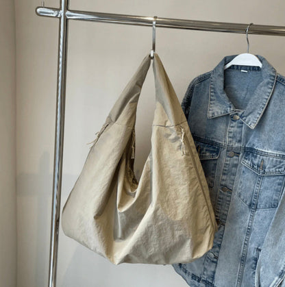 Sac Hobo Extra Large pour Femme en Nylon Recyclé – Sac Pratique et Écologique avec Poches et Bandoulière Confortable