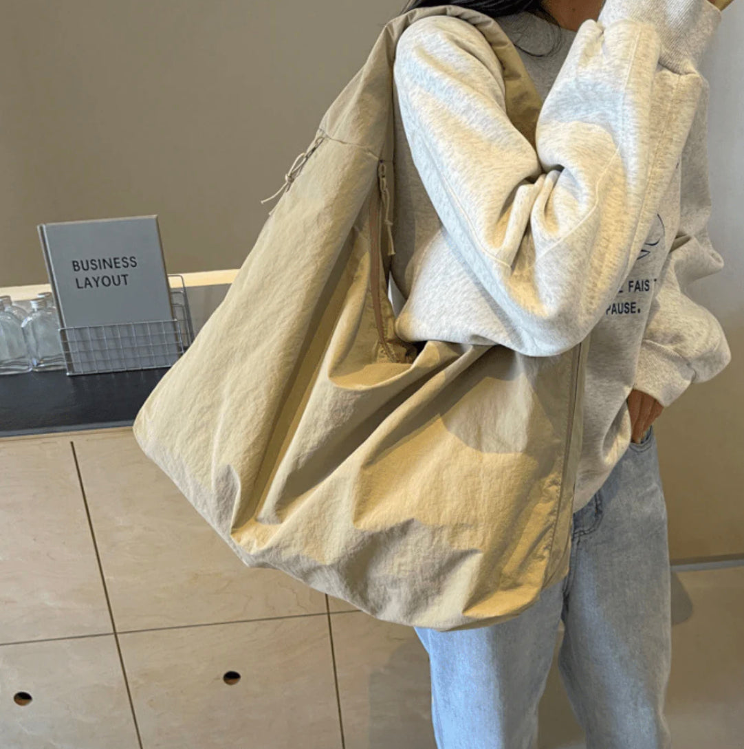 Sac Hobo Extra Large pour Femme en Nylon Recyclé – Sac Pratique et Écologique avec Poches et Bandoulière Confortable