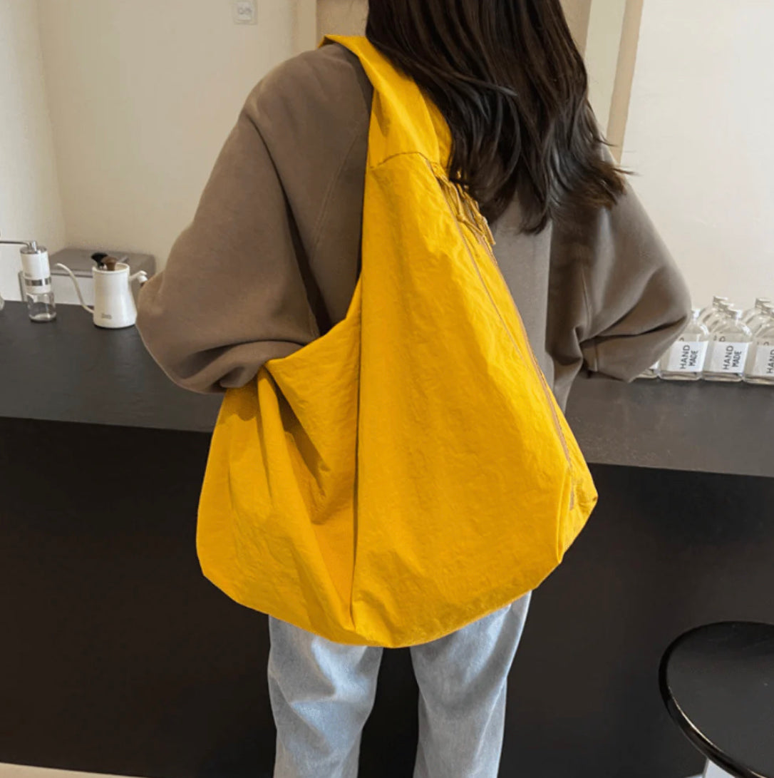 Sac Hobo Extra Large pour Femme en Nylon Recyclé – Sac Pratique et Écologique avec Poches et Bandoulière Confortable