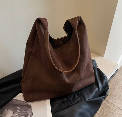 Sac à bandoulière semi-circulaire en cuir végétal pour femme, compatible avec Macbook 13 pouces – Élégant et spacieux