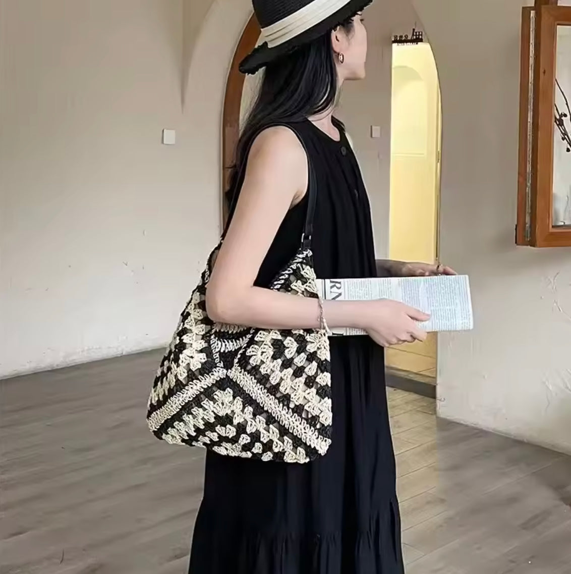 Bohemian Women's Straw Shoulder Bag – Elegant and Light, Light Brown and Black, 35 cm x 22 cm