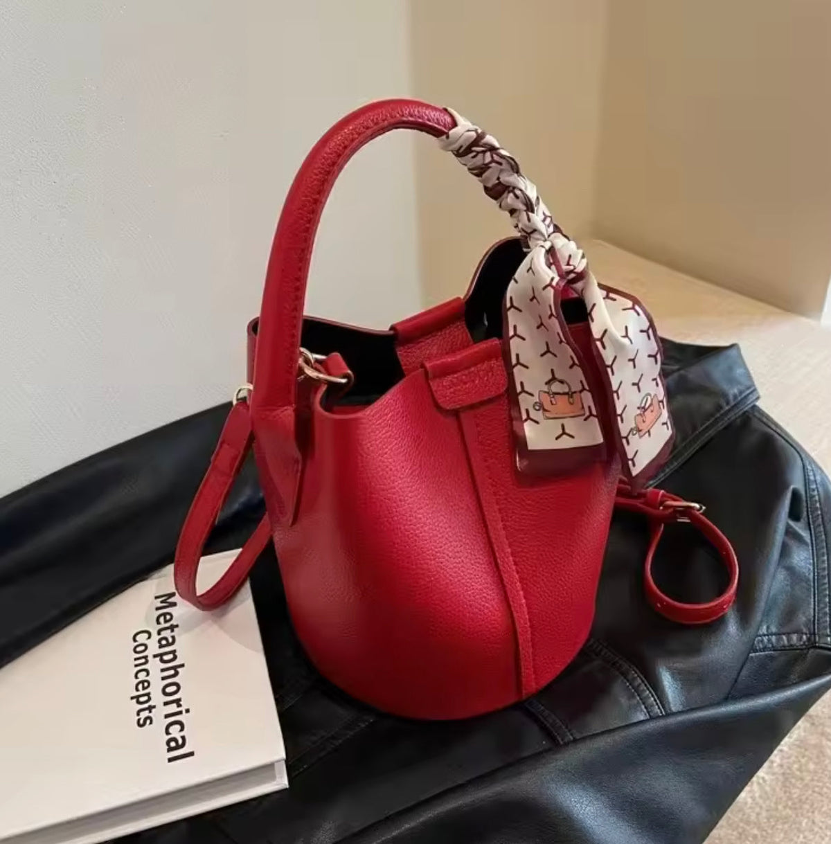 Sac seau en cuir noir pour femme avec bandoulière réglable – Élégant et pratique pour toutes les occasions