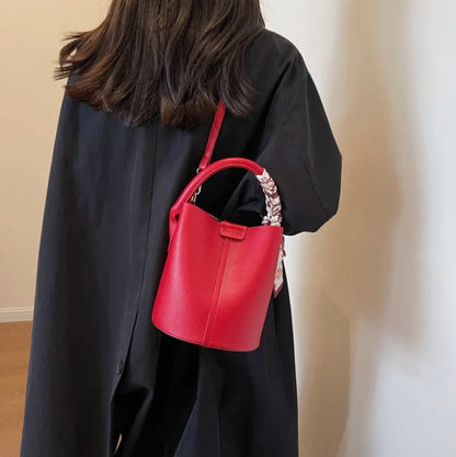 Sac seau en cuir noir pour femme avec bandoulière réglable – Élégant et pratique pour toutes les occasions