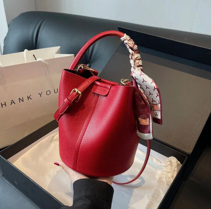 Sac seau en cuir noir pour femme avec bandoulière réglable – Élégant et pratique pour toutes les occasions