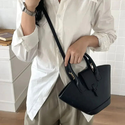Elegant Women's Shoulder Bag in Vegetable Leather with Zipped Compartment – Unique Design and Adjustable Shoulder Strap
