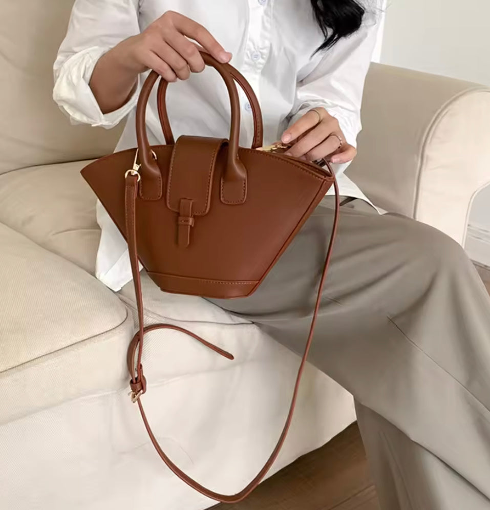 Elegant Women's Shoulder Bag in Vegetable Leather with Zipped Compartment – Unique Design and Adjustable Shoulder Strap