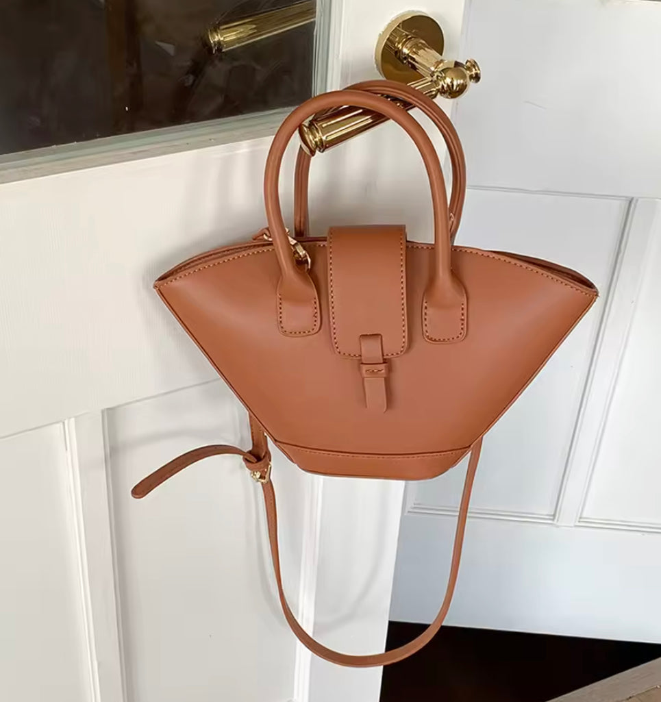 Elegant Women's Shoulder Bag in Vegetable Leather with Zipped Compartment – Unique Design and Adjustable Shoulder Strap
