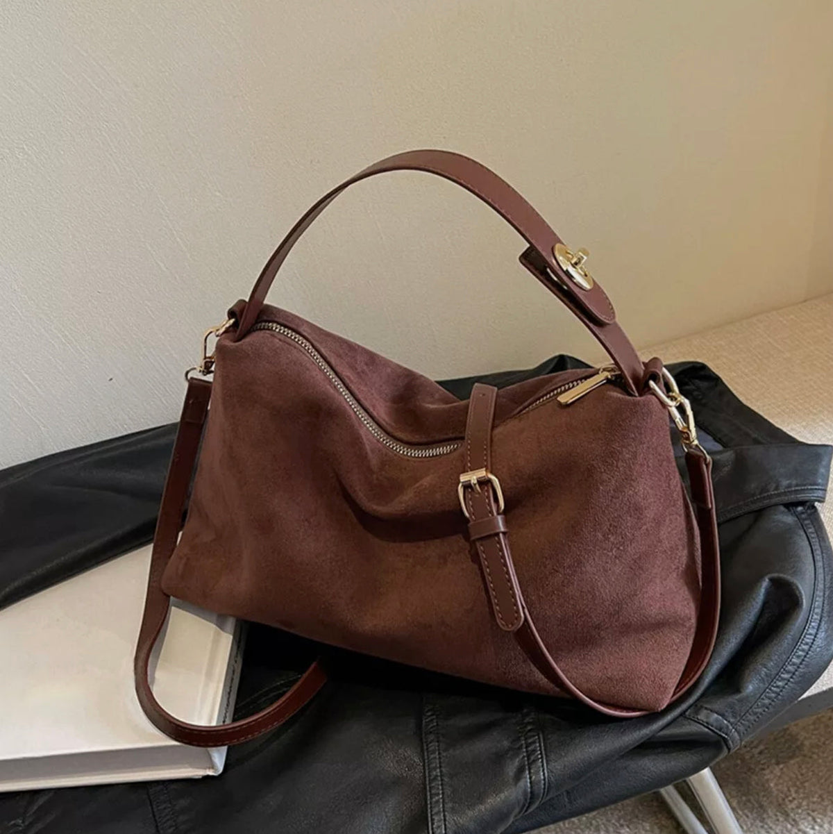 Sac à main élégant en cuir noir avec bandoulière réglable – Sac idéal pour femmes pour sorties et événements