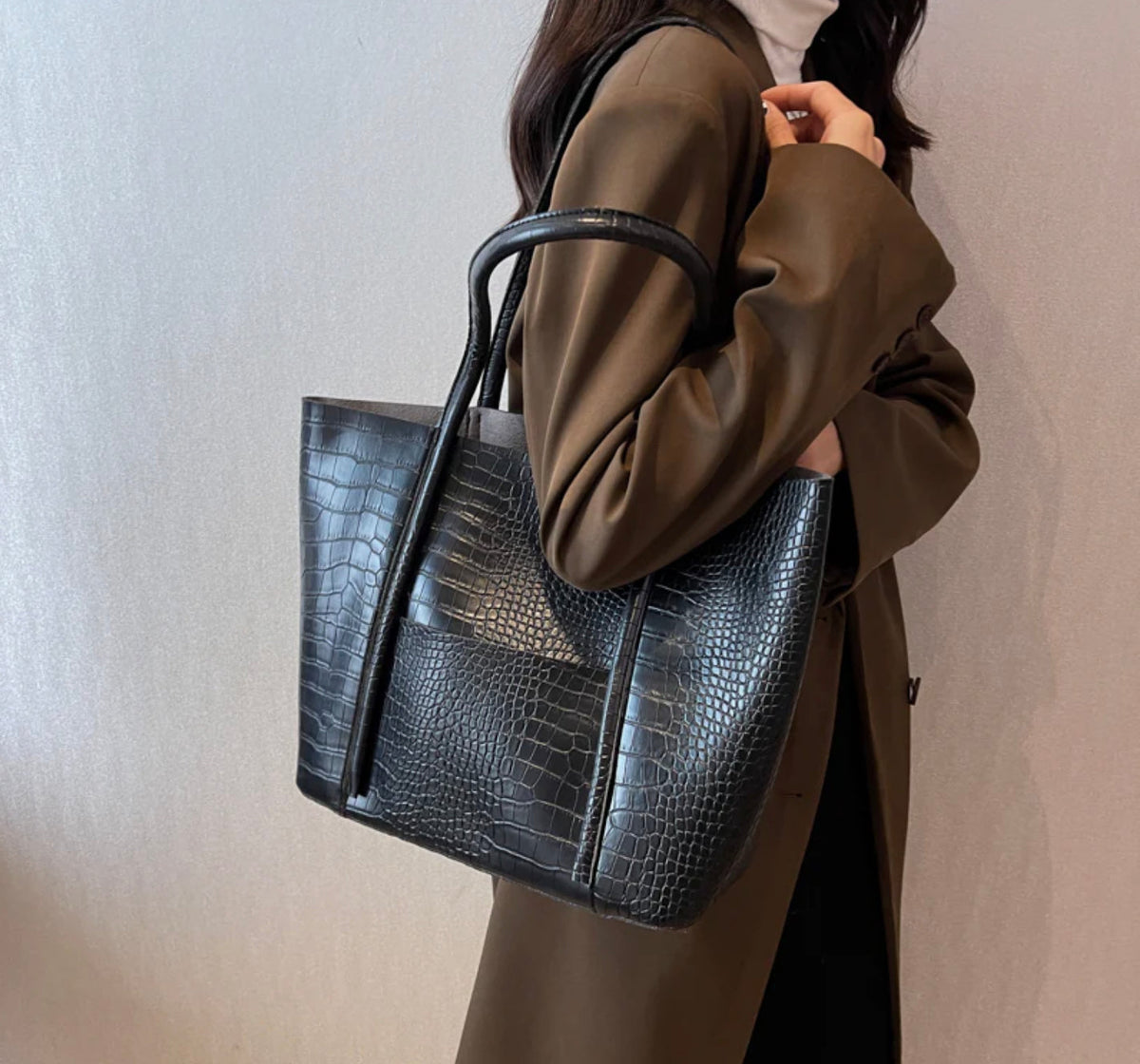 Sac à main Croco pour femmes - Élégant et pratique, dimensions 38x28x13 cm, intérieur spacieux et compartiments organisés