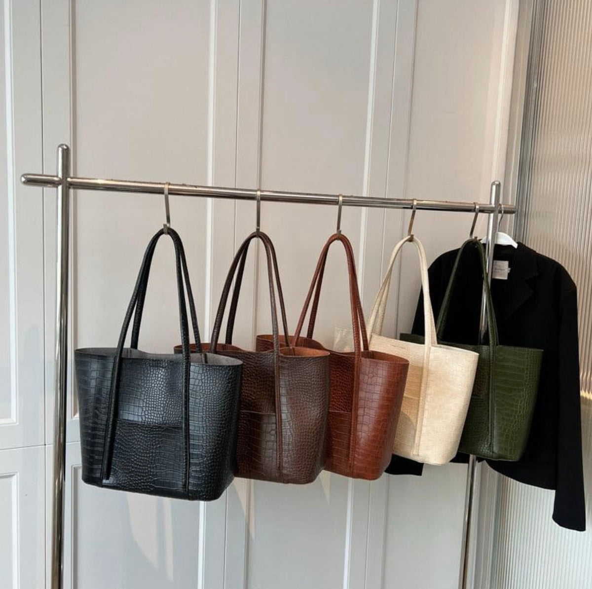 Sac à main Croco pour femmes - Élégant et pratique, dimensions 38x28x13 cm, intérieur spacieux et compartiments organisés
