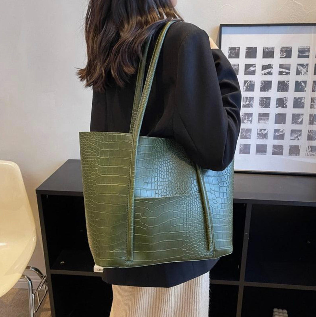 Sac à main Croco pour femmes - Élégant et pratique, dimensions 38x28x13 cm, intérieur spacieux et compartiments organisés