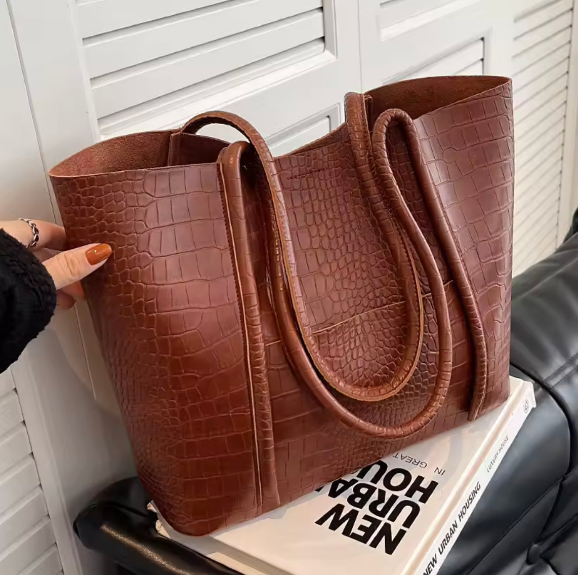 Sac à main Croco pour femmes - Élégant et pratique, dimensions 38x28x13 cm, intérieur spacieux et compartiments organisés