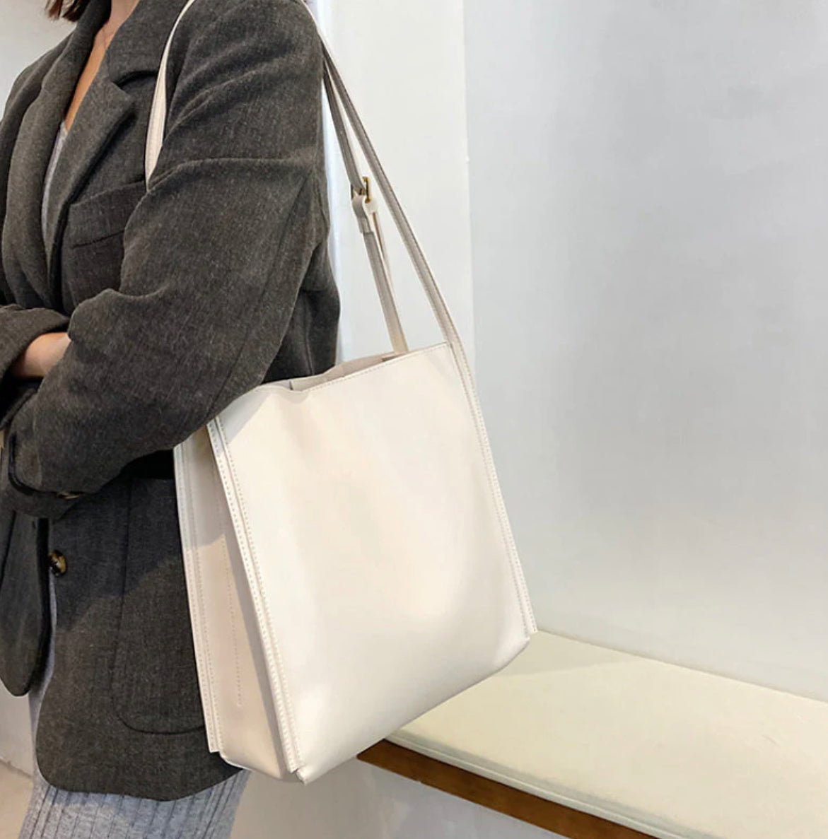 Women's Handbag in Vegetable Leather with Adjustable Straps – Elegant Practical Tote Bag for All Occasions