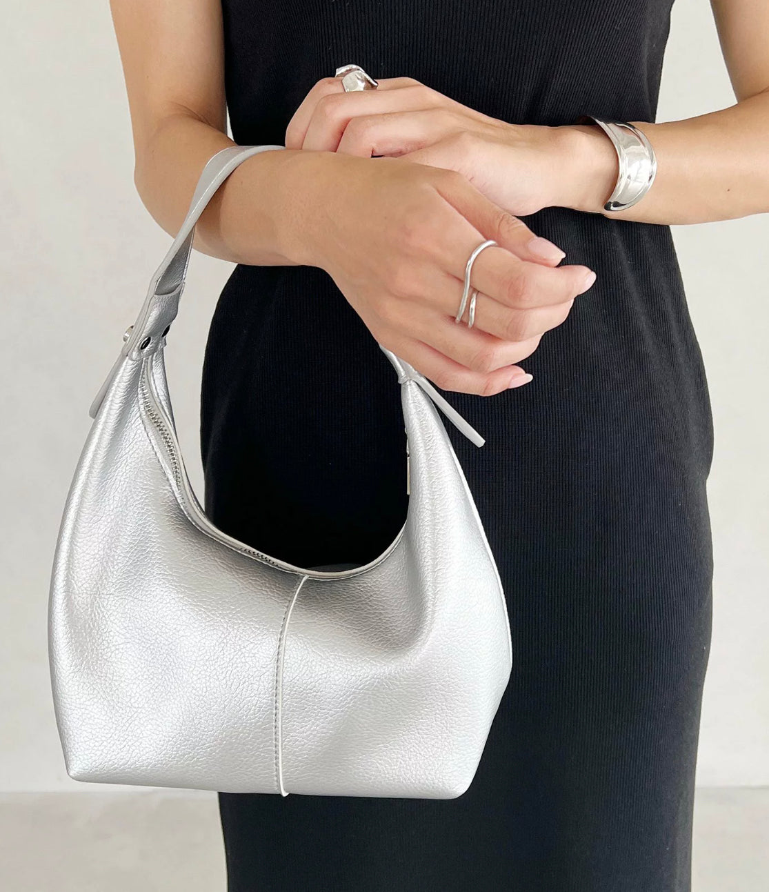 Sac à main en cuir souple pour femme Joséphine – Élégant, pratique avec bandoulière réglable, noir ou marron