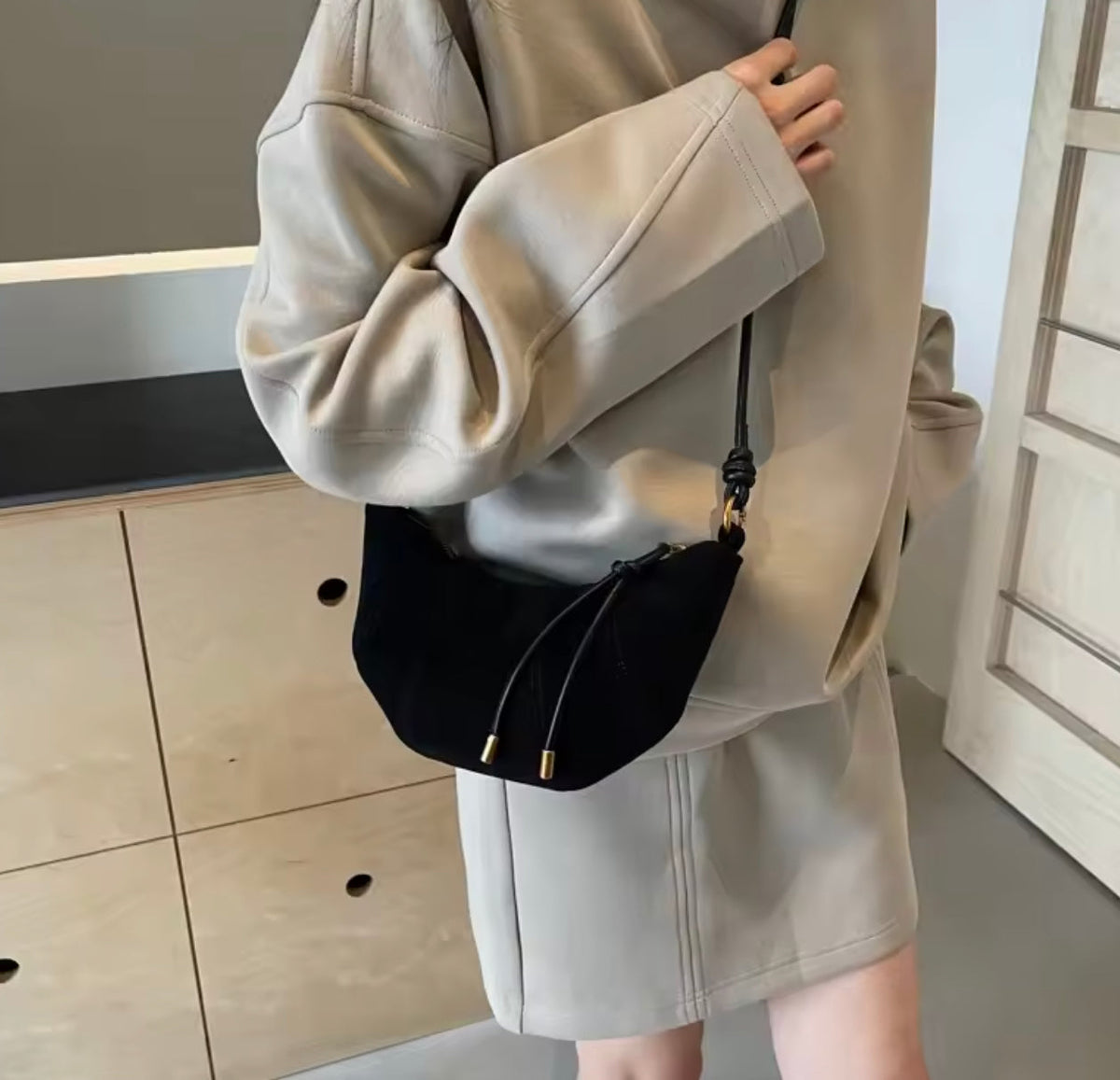 Sac à bandoulière en cuir noir pour femme - Élégant et pratique pour les sorties quotidiennes, taille idéale 25x20x10 cm