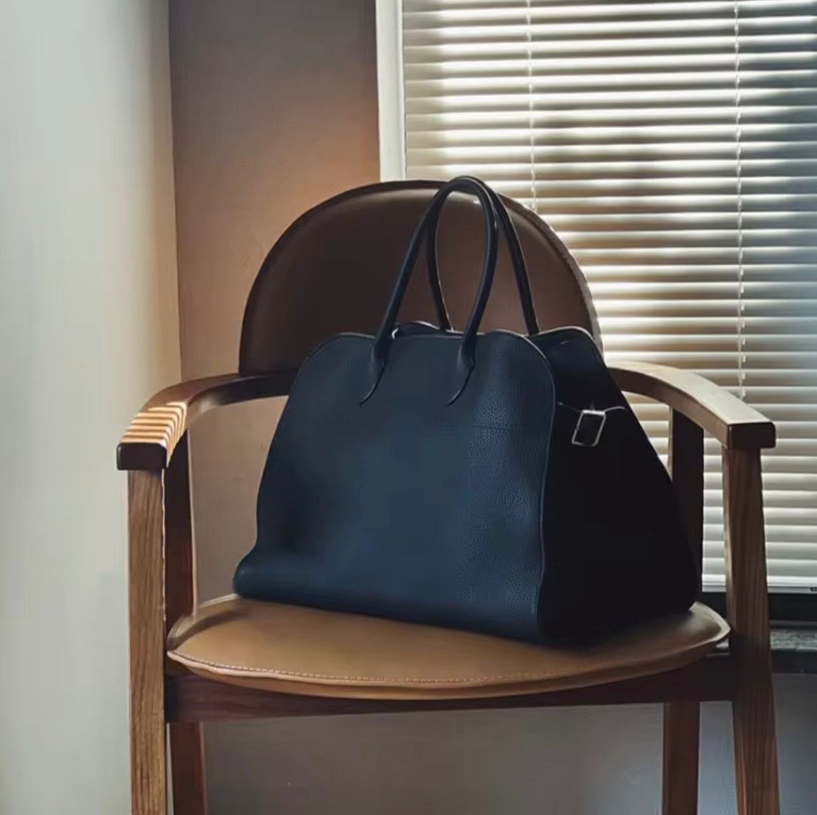 Women's Vegan Leather Handbag with Comfortable Shoulder Straps – Elegant and Practical Style, Dimensions 38x28x23 cm