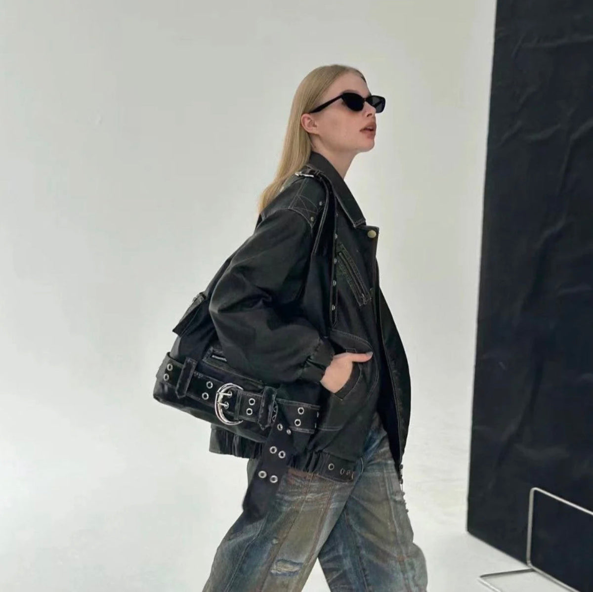 Eclectic Women's Hobo Bag in Denim with Adjustable Strap – Compact and Spacious Handbag for a Trendy Style