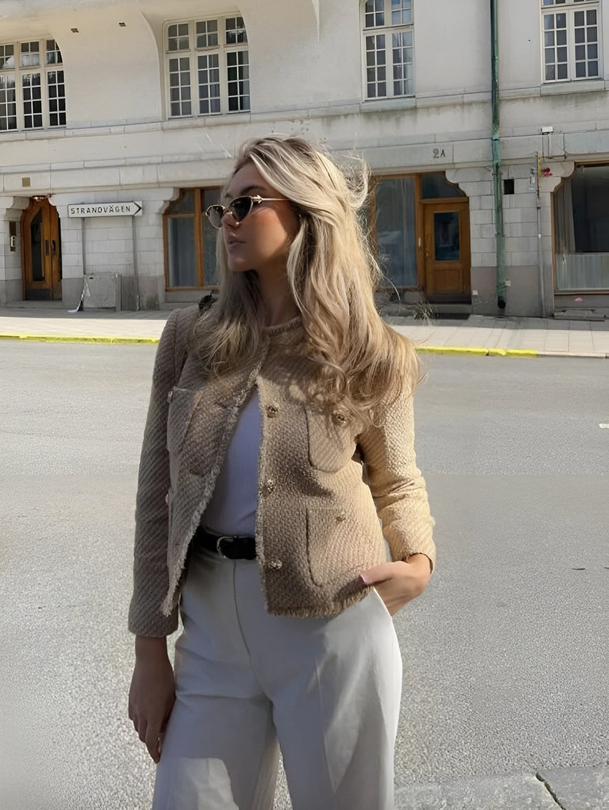 Veste élégante pour femme avec boutons dorés