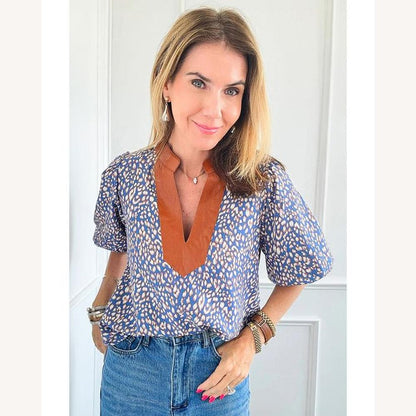 Haut pour femme à col en V en cuir synthétique camel avec imprimé abstrait bleu – Manches bouffantes, coupe décontractée