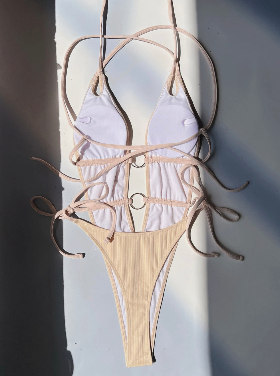 Maillot de bain une pièce féminin sexy avec découpes audacieuses – Confort et élégance pour l'été